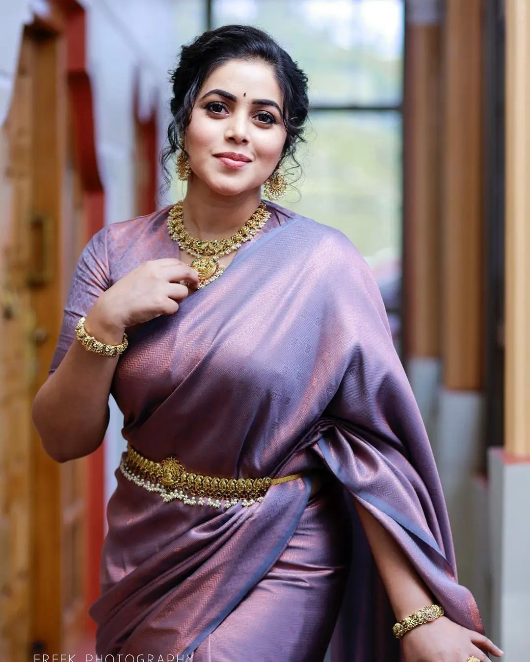 SHAMNA KASIM WEARING BEAUTIFUL JEWELLERY VIOLET SAREE 8